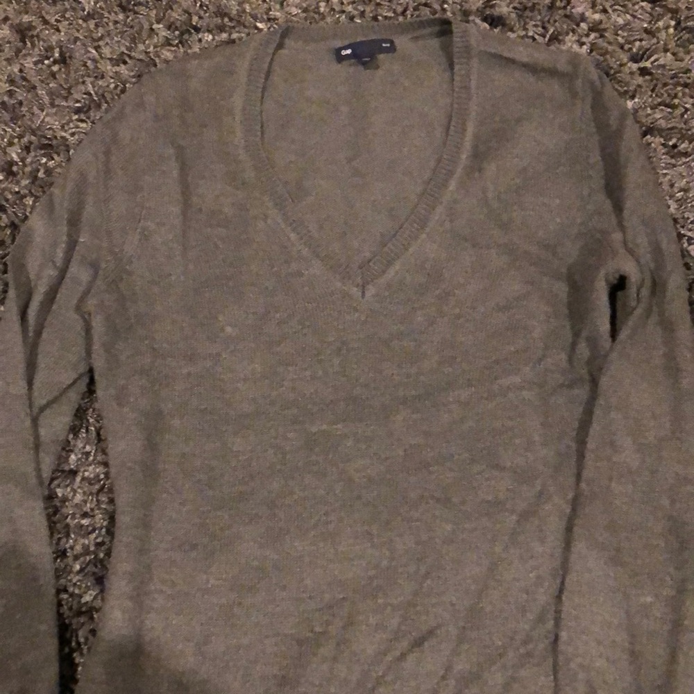 V neck gray gap sweater medium